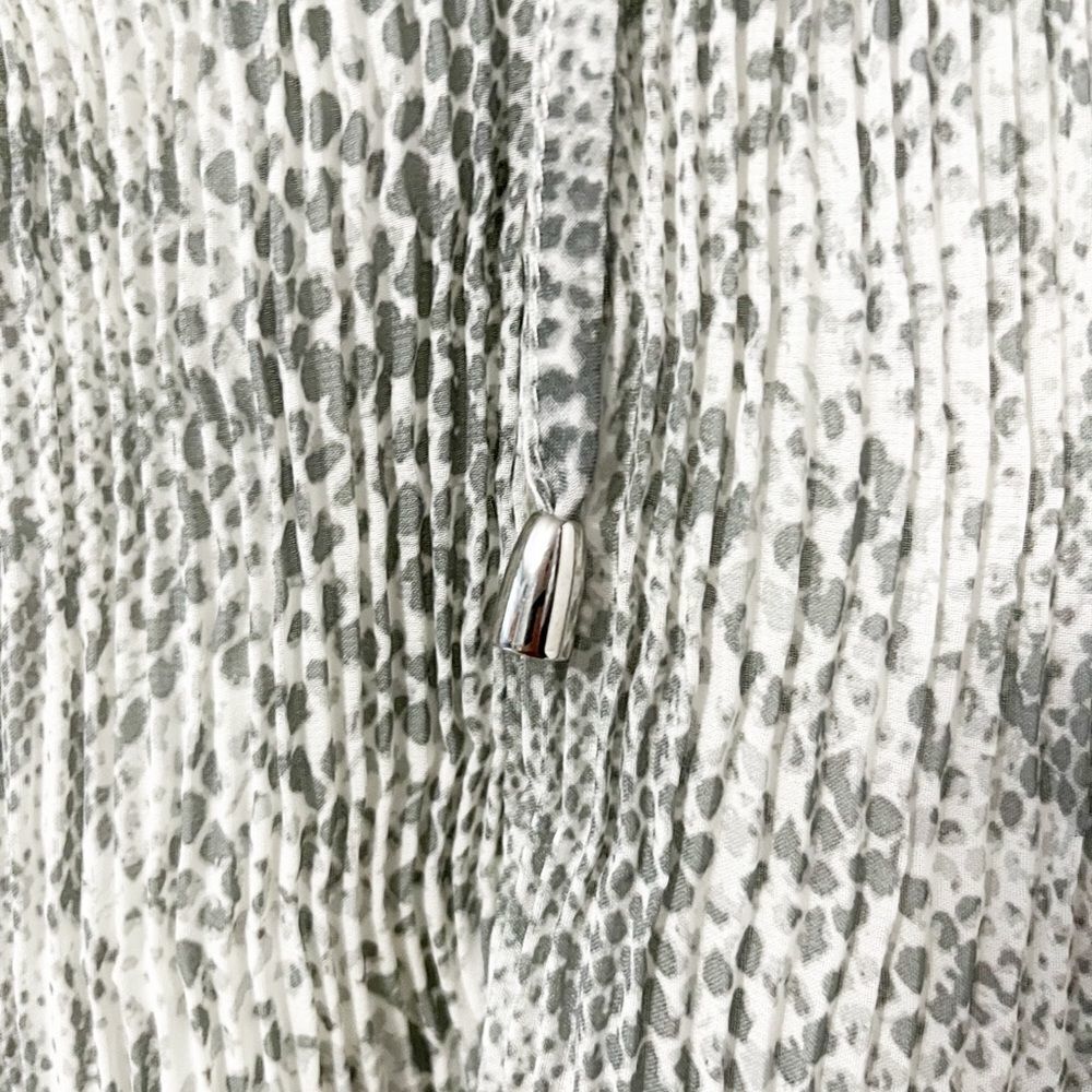 Time and Tru Sleeveless Gray & White Pleated Top Animal Print Sz S - Picture 4 of 6